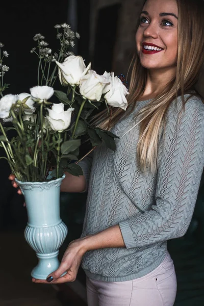 Fiorista al lavoro: bella giovane donna bionda tiene alla moda bouquet moderno di fiori diversi — Foto Stock