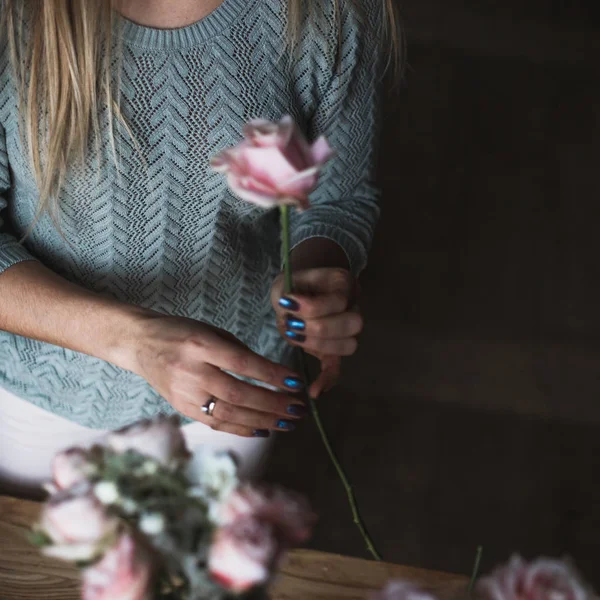 Florista en el trabajo: mujer rubia bastante joven sostiene ramo moderno de moda de diferentes flores — Foto de Stock