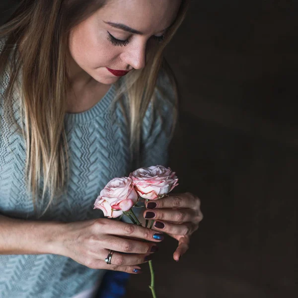 Florista en el trabajo: mujer rubia bastante joven sostiene ramo moderno de moda de diferentes flores — Foto de Stock