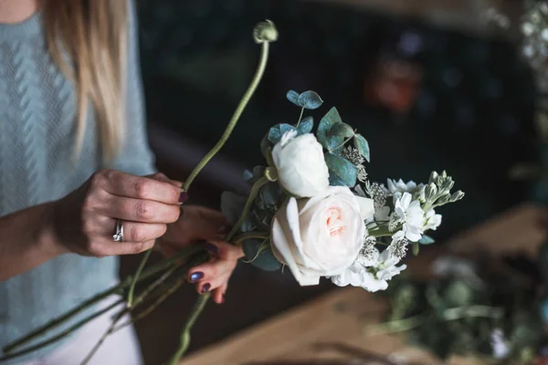 Bloemist op het werk: mooie jonge blonde vrouw houdt fashion modern boeket van verschillende bloemen — Stockfoto