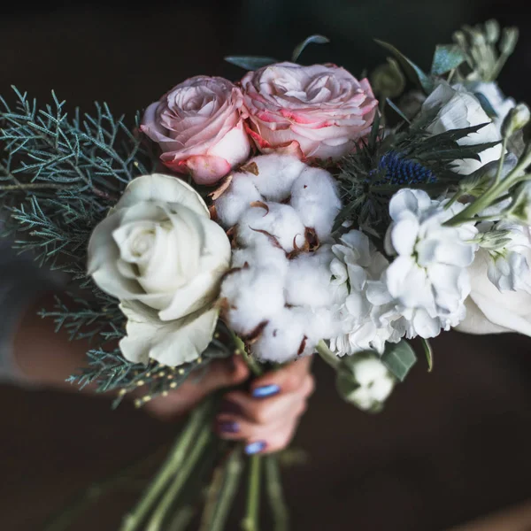 Florista no trabalho: mulher loira muito jovem mantém moda buquê moderno de flores diferentes — Fotografia de Stock