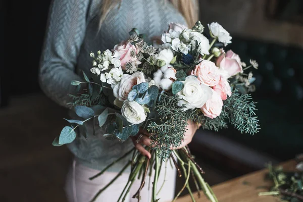 Florista no trabalho: mulher loira muito jovem mantém moda buquê moderno de flores diferentes — Fotografia de Stock