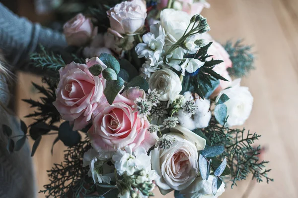 Florista no trabalho: mulher loira muito jovem mantém moda buquê moderno de flores diferentes — Fotografia de Stock