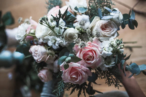 Florista no trabalho: mulher loira muito jovem mantém moda buquê moderno de flores diferentes — Fotografia de Stock