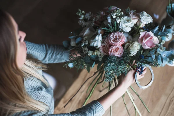 Florista no trabalho: mulher loira muito jovem mantém moda buquê moderno de flores diferentes — Fotografia de Stock