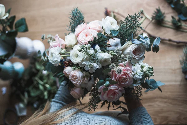 Florista no trabalho: mulher loira muito jovem mantém moda buquê moderno de flores diferentes — Fotografia de Stock