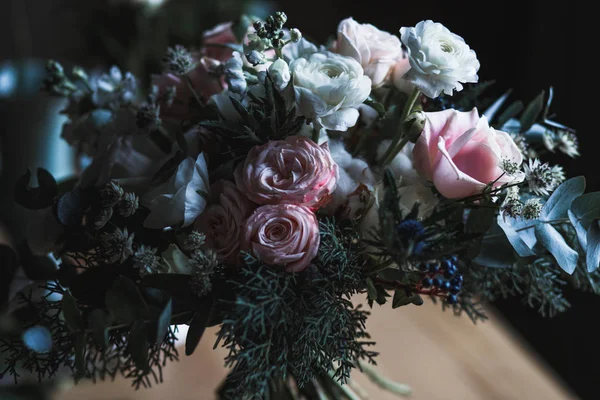 Floristik-Arbeitsplatz: Blumen und Accessoires auf einem Holztisch. Weichzeichner. modernes Bouquet in einer Vase auf einem Tisch, einfache Komposition — Stockfoto
