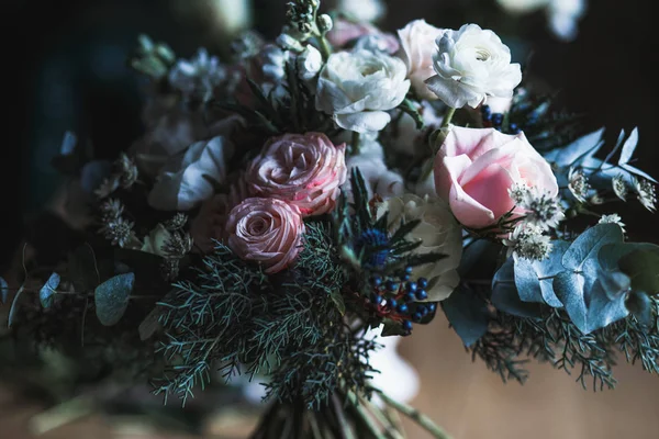 Local de trabalho florista: flores e acessórios em uma mesa de madeira vintage. Foco suave. Bouquet moderno em um vaso em uma mesa, composição simples — Fotografia de Stock