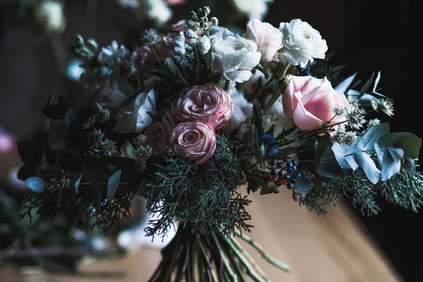 Local de trabalho florista: flores e acessórios em uma mesa de madeira vintage. Foco suave. Bouquet moderno em um vaso em uma mesa, composição simples — Fotografia de Stock