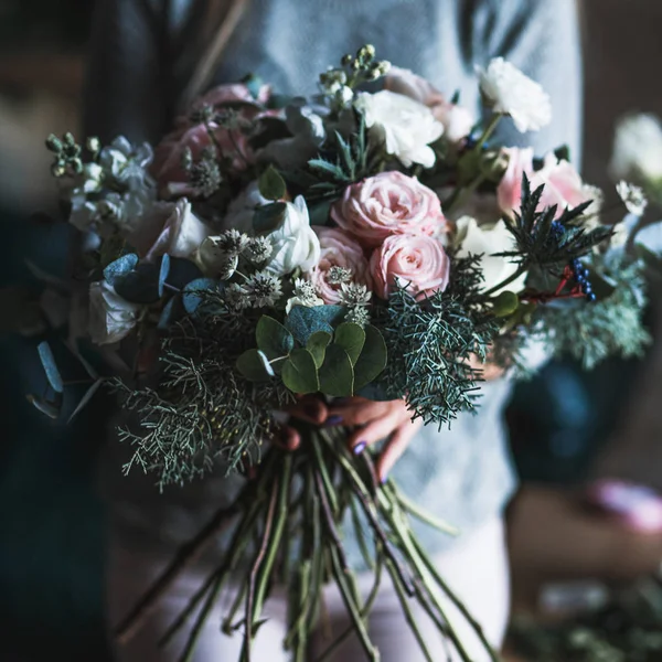 Florista no trabalho: mulher loira muito jovem mantém moda buquê moderno de flores diferentes — Fotografia de Stock