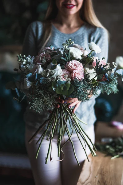 Florista no trabalho: mulher loira muito jovem mantém moda buquê moderno de flores diferentes — Fotografia de Stock