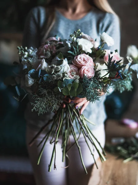 Florista no trabalho: mulher loira muito jovem mantém moda buquê moderno de flores diferentes — Fotografia de Stock