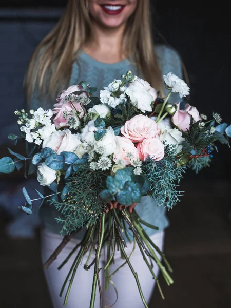 Kwiaciarnia w pracy: dość młoda blond kobieta trzyma moda nowoczesny bukiet kwiatów, różnych — Zdjęcie stockowe