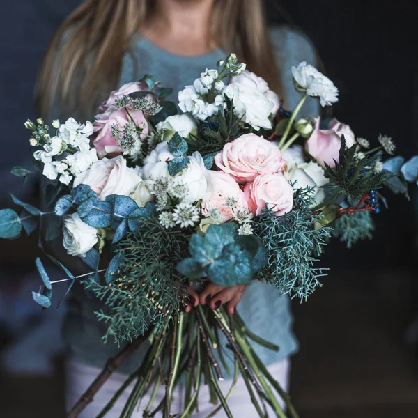 Munkahelyi virágüzlet: csinos, fiatal szőke nő tart divat modern csokor, különböző virágok — Stock Fotó