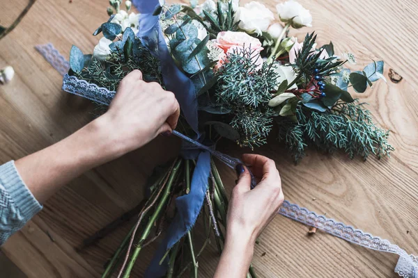 Florista no trabalho: mulher loira muito jovem mantém moda buquê moderno de flores diferentes — Fotografia de Stock