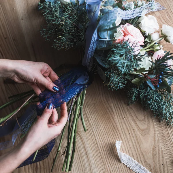 Florista en el trabajo: mujer rubia bastante joven sostiene ramo moderno de moda de diferentes flores — Foto de Stock