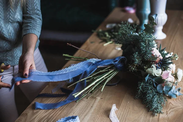 Bloemist op het werk: mooie jonge blonde vrouw houdt fashion modern boeket van verschillende bloemen — Stockfoto