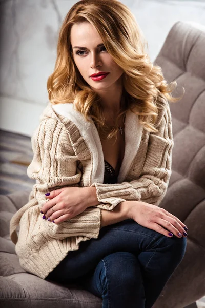Hermosa mujer joven sexy en una lencería y ropa de abrigo, estilo casual. retrato de belleza de moda — Foto de Stock
