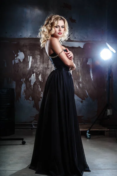검은 드레스에 섹시 한 젊은 금발의 여자의 초상화 — 스톡 사진