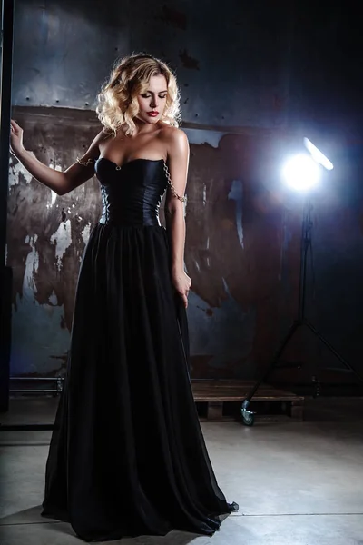 Portret młodego sexy blond kobieta w czarnej sukience — Zdjęcie stockowe