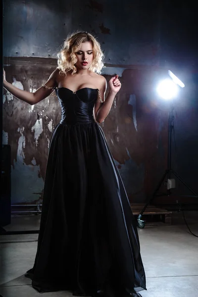 검은 드레스에 섹시 한 젊은 금발의 여자의 초상화 — 스톡 사진