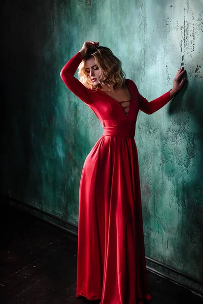 빨간 드레스에 섹시 한 젊은 금발의 여자의 초상화 — 스톡 사진