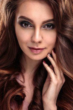 doğal makyaj ve saç modeli ile genç kadın portre Güzellik Portresi. Spa ve bakım.