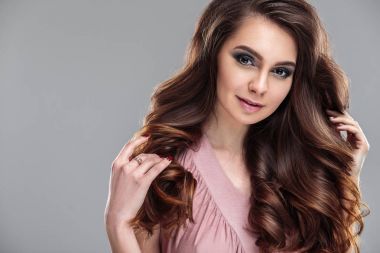 doğal makyaj ve saç modeli ile genç kadın portre Güzellik Portresi. Spa ve bakım.