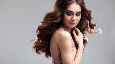 doğal makyaj ve saç modeli ile genç kadın portre Güzellik Portresi. Spa ve bakım.