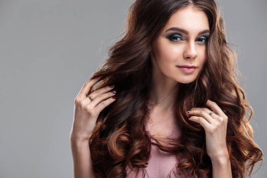 doğal makyaj ve saç modeli ile genç kadın portre Güzellik Portresi. Spa ve bakım.