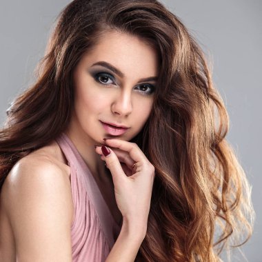 doğal makyaj ve saç modeli ile genç kadın portre Güzellik Portresi. Spa ve bakım.