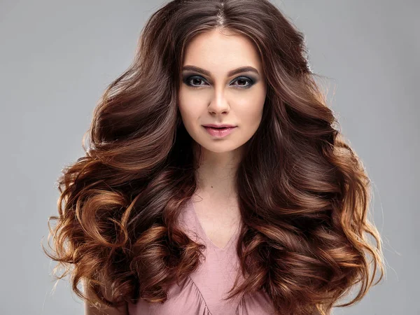 doğal makyaj ve saç modeli ile genç kadın portre Güzellik Portresi. Spa ve bakım.