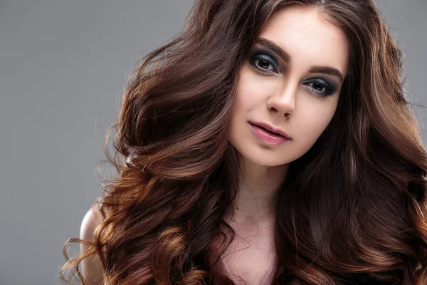 doğal makyaj ve saç modeli ile genç kadın portre Güzellik Portresi. Spa ve bakım.