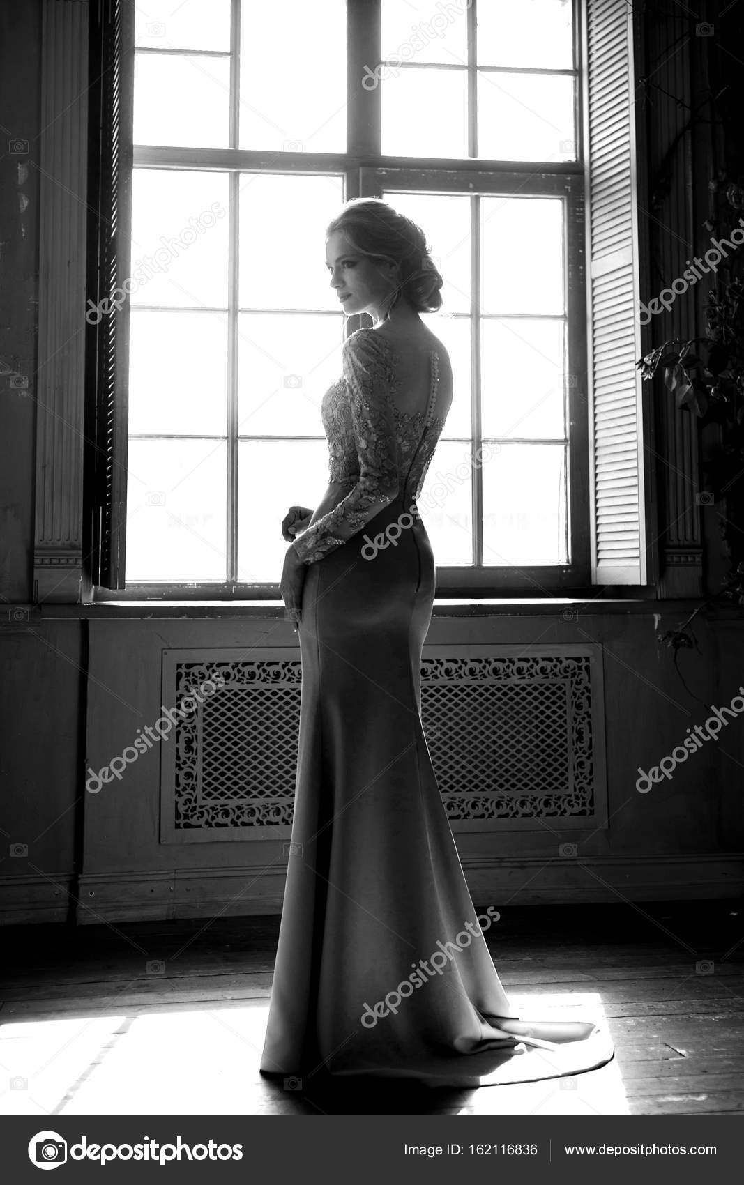 Femme Jeune Blonde Mariée Dans Une Robe De Mariage Bleu