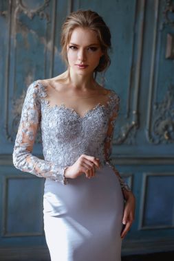 Genç sarışın gelin bir ışık mavi gelinlik kadın, iç moda Güzellik Portresi