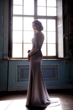 Genç sarışın gelin bir ışık mavi gelinlik kadın, iç moda Güzellik Portresi