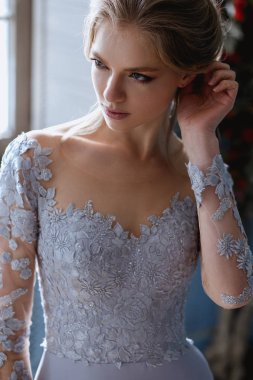 Genç sarışın gelin bir ışık mavi gelinlik kadın, iç moda Güzellik Portresi