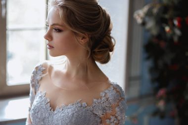 Genç sarışın gelin bir ışık mavi gelinlik kadın, iç moda Güzellik Portresi