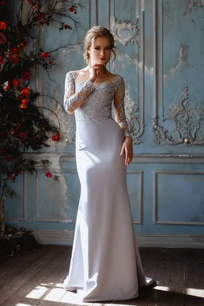 Jovem mulher noiva loira em um vestido de noiva azul claro, retrato de beleza da moda no interior — Fotografia de Stock