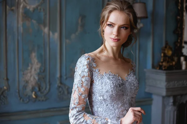 光的蓝色婚纱，时尚仕女画在室内的年轻金发新娘女人 — 图库照片