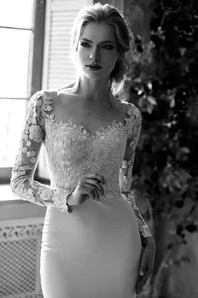 Genç sarışın gelin bir ışık mavi gelinlik kadın, iç moda Güzellik Portresi