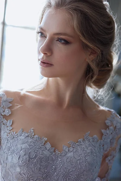 Genç sarışın gelin bir ışık mavi gelinlik kadın, iç moda Güzellik Portresi