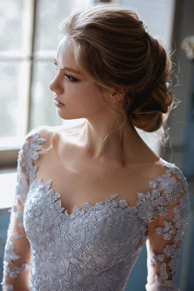 Genç sarışın gelin bir ışık mavi gelinlik kadın, iç moda Güzellik Portresi