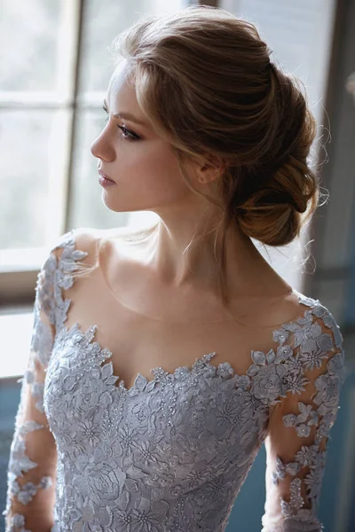 光的蓝色婚纱，时尚仕女画在室内的年轻金发新娘女人 — 图库照片