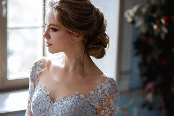 Giovane donna sposa bionda in un abito da sposa azzurro, moda ritratto di bellezza all'interno — Foto Stock