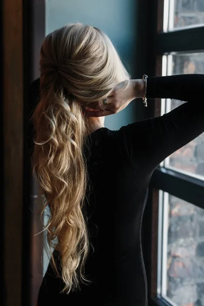 Jeune femme blonde au corps parfait porte des body . — Photo