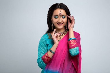 Güzel gülümseyen Hintli kız portresi. Geleneksel Takı seti ile genç Hintli kadın modeli. Hint kostüm sari