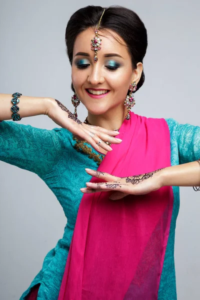 Портрет красивой улыбающейся индианки. Молодая индийская модель с традиционным набором ювелирных изделий. Индийский сари — стоковое фото