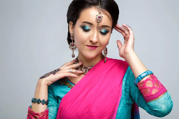 Retrato de una hermosa chica india sonriente. Modelo de mujer india joven con conjunto de joyas tradicionales. Traje indio saree — Foto de Stock