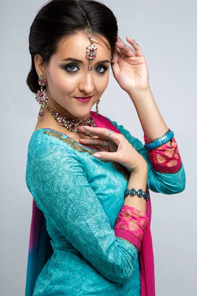 Portrait of beautiful smiling indian girl. Young indian woman model with traditional jewelry set . Indian costume saree — Stock Photo, Image